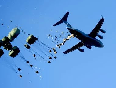 Αμερικανικά μεταφορικά αεροσκάφη θα μεταφέρουν 200 τόνους βοήθειας στα σύνορα Κολομβίας-Βενεζουέλας